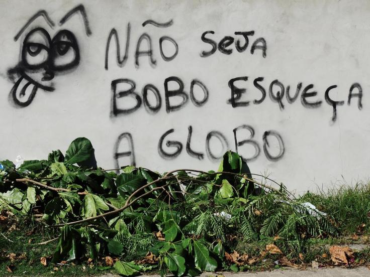 Pichação num muro n Armação, Florianópolis - pichar pode, assistir à Globo não.